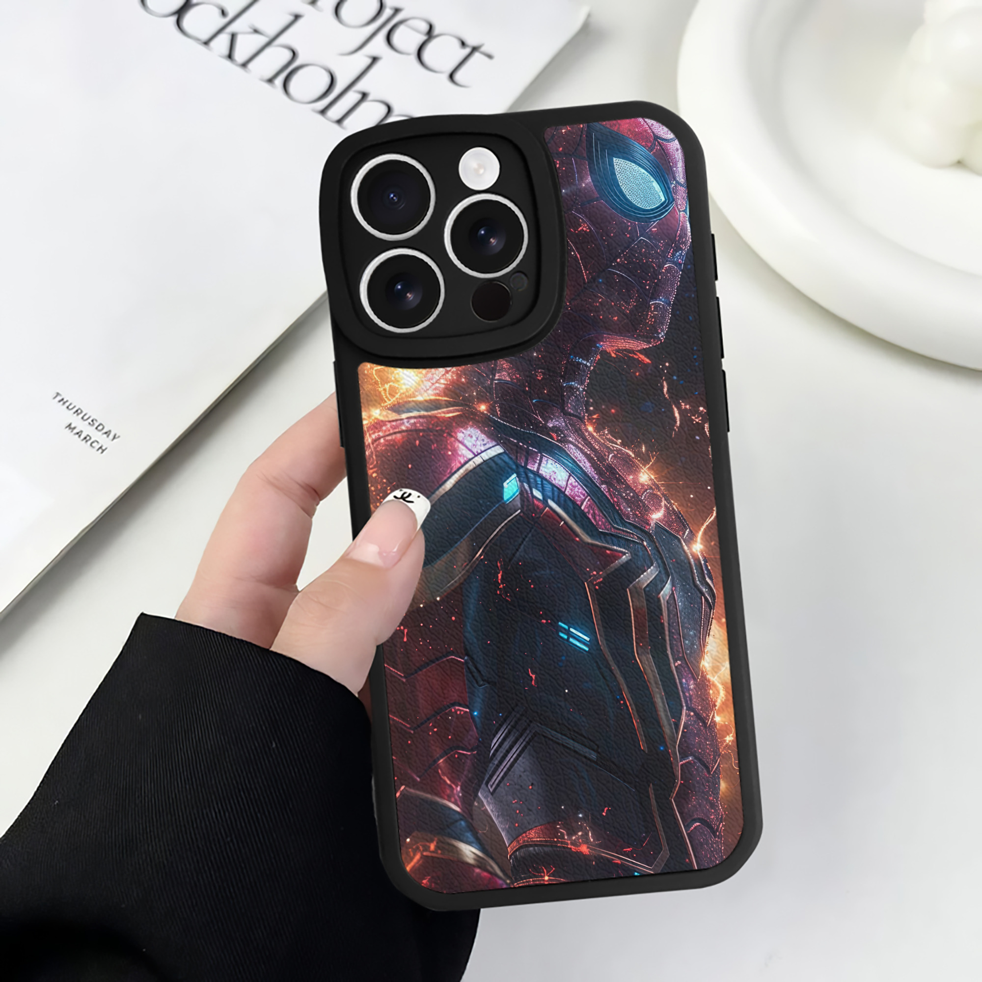 （画像用） Spider Man スパイダーマン 【iPhone 16シリーズ対応】シリコンスマホケース（レザー調） 材質：シリコン